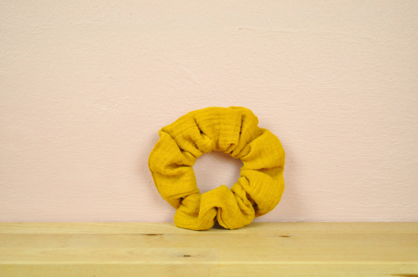 Mousseline scrunchie - geel